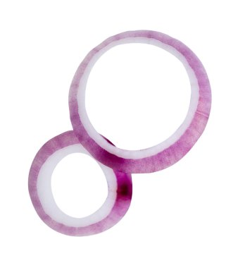 Taze kırmızı ya da mor İspanyol soğan halkalarının ya da yığın halinde dilimlerin üst görünümü kırpma yolu ile beyaz arkaplanda izole edilmiştir..