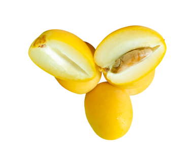 Taze olgun, sarı hurma meyveleri üst üste dizilmiş yarılar png dosya biçiminde kırpma yolu ile izole edilir. Müslümanlar için Ramazan ayında iftar yemeği kavramı