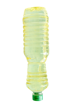 Şeffaf plastik şişedeki sebze yağı veya soya yağı png dosya biçiminde kırpma yolu ile izole edilir.