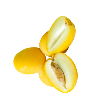 Taze olgun, sarı hurma meyveleri üst üste dizilmiş yarılar png dosya biçiminde kırpma yolu ile izole edilir. Müslümanlar için Ramazan ayında iftar yemeği kavramı