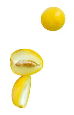 Taze, olgun, sarı Barhi palmiye ağaçlarının meyveleri beyaz arka planda kırpma yolu ile izole edilir. Müslümanlar için Ramazan ayında iftar yemeği kavramı