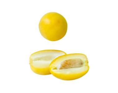 Taze, olgun, sarı Barhi palmiye ağaçlarının meyveleri beyaz arka planda kırpma yolu ile izole edilir. Müslümanlar için Ramazan ayında iftar yemeği kavramı