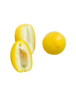 Taze, olgun, sarı Barhi palmiye ağaçlarının meyveleri beyaz arka planda kırpma yolu ile izole edilir. Müslümanlar için Ramazan ayında iftar yemeği kavramı