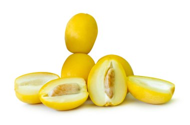 Taze olgun sarı Barhi palmiye meyveleri yığını halinde beyaz arka planda kırpma yolu ile izole edilir. Müslümanlar için Ramazan ayında iftar yemeği kavramı