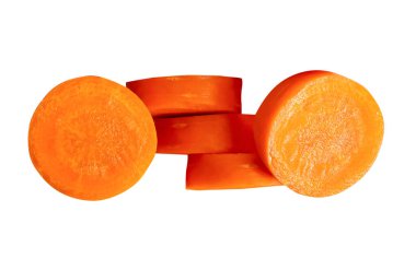 Yığındaki turuncu havuç dilimlerinin üst görünümü kırpma yolu ile beyaz arkaplanda izole edilir.