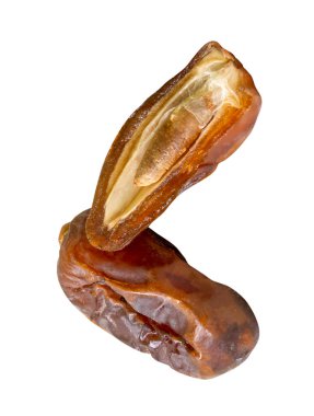 Olgun kurumuş palmiye meyvelerinin yarısı yığın halinde beyaz arka planda kırpma yolu ile izole edilir. Müslümanlar için Ramazan ayında iftar yemeği kavramı