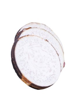 Çember şeklinde taro dilimleri beyaz arkaplanda kırpma yolu ile izole edilir.