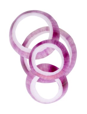 Taze kırmızı ya da mor İspanyol soğan halkalarının ya da yığın halinde dilimlerin üst görünümü kırpma yolu ile beyaz arkaplanda izole edilmiştir..