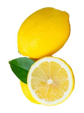Çember şeklinde dilimlenmiş olgun sarı limon meyvelerinin ön görüntüsü ve kesme yolu ile beyaz arka planda yeşil yaprak izole edilmiştir..