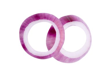 Taze kırmızı ya da mor İspanyol soğan halkalarının ya da yığın halinde dilimlerin üst görünümü kırpma yolu ile beyaz arkaplanda izole edilmiştir..