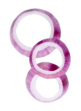 Taze kırmızı ya da mor İspanyol soğan halkalarının ya da yığın halinde dilimlerin üst görünümü kırpma yolu ile beyaz arkaplanda izole edilmiştir..