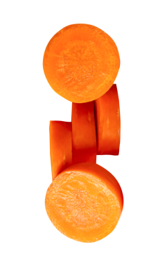 Yığındaki turuncu havuç dilimlerinin ön görünümü png dosya biçiminde kırpma yolu ile izole edilmiştir.