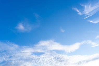 Düşük açı açısı ve güzel mavi gökyüzünün tam çerçevesi öğleden sonra tuhaf şekilli kabarık beyaz bulutlar ile güneşli bir günde dekoratif sanat çalışmalarında doğal arka plan dokusu olarak kullanılır..