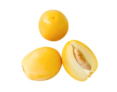 Taze olgun, sarı hurma meyveleri yarım küme halinde beyaz arka planda kırpma yolu ile izole edilir. Müslümanlar için Ramazan ayında iftar yemeği kavramı