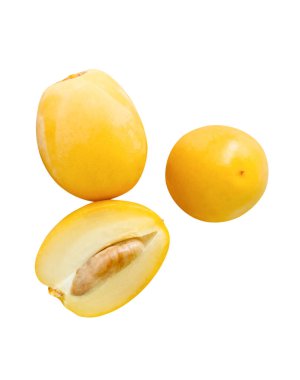 Taze olgun, sarı hurma meyveleri yarım küme halinde beyaz arka planda kırpma yolu ile izole edilir. Müslümanlar için Ramazan ayında iftar yemeği kavramı