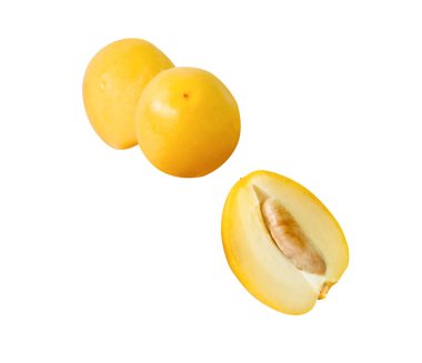 Taze olgun, sarı hurma meyveleri yarım küme halinde beyaz arka planda kırpma yolu ile izole edilir. Müslümanlar için Ramazan ayında iftar yemeği kavramı