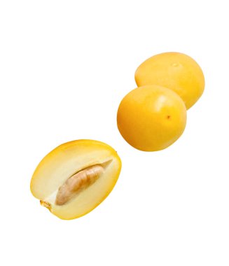 Taze olgun, sarı hurma meyveleri yarım küme halinde beyaz arka planda kırpma yolu ile izole edilir. Müslümanlar için Ramazan ayında iftar yemeği kavramı