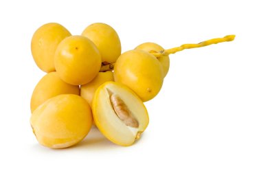 Taze olgun sarı Barhi hurma meyveleri küçük gruplar halinde yarım yığın halinde beyaz arka planda kırpma yolu ile izole edilir. Müslümanlar için Ramazan ayında iftar yemeği kavramı