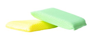 Yığındaki sarı ve yeşil tabak süngerleri kırpma yolu ile beyaz arkaplanda izole edilir.