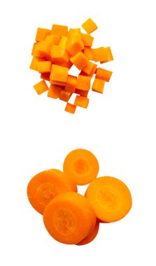 Üst görünüm turuncu havuç dilimleri küp ve daire şekilleri yığın beyaz arka planda kırpma yolu ile izole edilir.