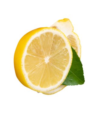 Elips içinde olgun sarı limon meyvesi yarım ve yeşil limon yaprağı ile daire dilimi üst görünümü kırpma yolu ile beyaz arka planda izole edilir.