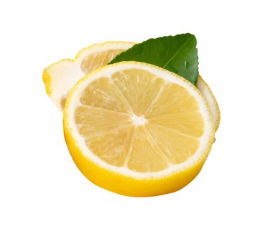 Elips içinde olgun sarı limon meyvesi yarım ve yeşil limon yaprağı ile daire dilimi üst görünümü kırpma yolu ile beyaz arka planda izole edilir.