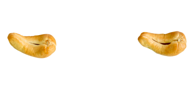 İki kavrulmuş veya fırında kaju fıstığı seti png dosya biçiminde kırpma yolu ile izole edilir.