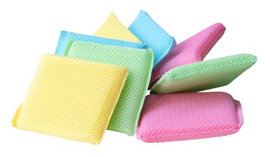 Yığındaki sarı yeşil ve pembe tabak süngerleri kırpma yolu ile beyaz arkaplanda izole edilir.