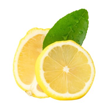 Elips içinde olgun sarı limon meyvesinin yarısı ve üst üste yeşil limon yaprağı ile daire şeklinde dilimi beyaz arka planda kırpma yolu ile izole edilmiştir..