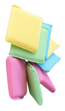 Yığındaki sarı yeşil ve pembe tabak süngerleri kırpma yolu ile beyaz arkaplanda izole edilir.