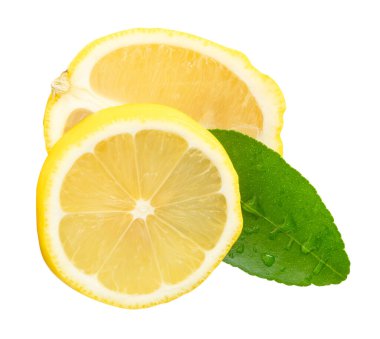 Elips içinde olgun sarı limon meyvesinin yarısı ve üst üste yeşil limon yaprağı ile daire şeklinde dilimi beyaz arka planda kırpma yolu ile izole edilmiştir..