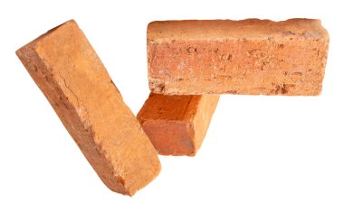 Yığındaki üç çatlamış kırmızı ya da turuncu tuğlanın yan görünümü kırpma yolu ile beyaz arkaplanda izole edilmiştir.