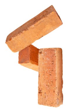 Yığındaki üç çatlamış kırmızı ya da turuncu tuğlanın yan görünümü kırpma yolu ile beyaz arkaplanda izole edilmiştir.