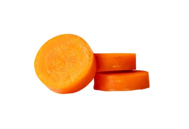 Yığındaki turuncu havuç dilimlerinin ön görünümü kesme yolu ile beyaz arkaplanda izole edilir.