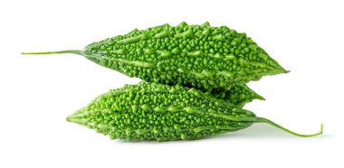 Üç küçük yeşil acı kabak ya da acı kavun yığını beyaz arka planda kırpma yolu ile izole edilir.