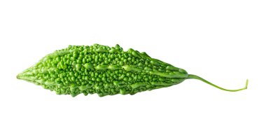 Bir küçük yeşil acı kabak ya da acı kavun kesme yolu ile beyaz arka planda izole edilir.