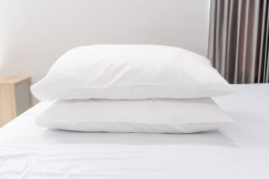 İki beyaz yastık otel ya da dinlenme odasında sergileniyor..