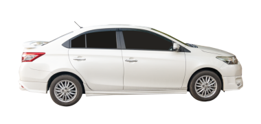 Beyaz spor sedan aracın sağ tarafı png dosya biçiminde kırpma yolu ile izole edilmiştir.