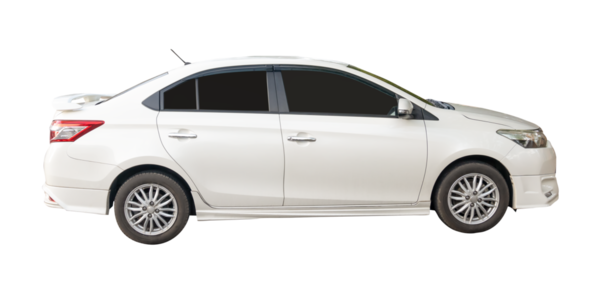 Beyaz spor sedan aracın sağ tarafı png dosya biçiminde kırpma yolu ile izole edilmiştir.