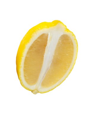 Dilim ve elips veya oval yarım tek olgun limon meyvesi ön görünümü kırpma yolu ile beyaz arka planda izole edilir.