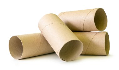 Kağıt çekirdekleri veya yığın halindeki tuvalet kağıdı tüplerinin kenar görünümü kırpma yolu ile beyaz arkaplanda izole edilir.