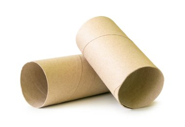 Yığındaki tuvalet kağıdı tüplerinin veya kağıt çekirdeklerin yan görünümü kırpma yolu ile beyaz arkaplanda izole edilir.