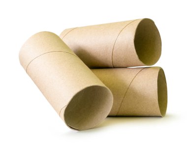 Üç kağıt çekirdekli doku veya yığın halinde tuvalet kağıdı tüplerinin yan görünümü kırpma yolu ile beyaz arkaplanda izole edilir.