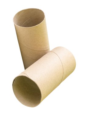 Yığındaki tuvalet kağıdı tüplerinin veya kağıt çekirdeklerin yan görünümü kırpma yolu ile beyaz arkaplanda izole edilir.