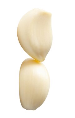 Soyulmuş iki sarımsak karanfil ya da parçasının yan görünümü kırpma yolu ile beyaz arkaplanda izole edilmiştir.