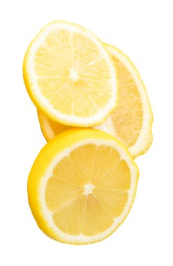 İki dairede olgun sarı limon meyvesi ve yığın halinde oval yarımlar beyaz arka planda kırpma yolu ile izole edilir..