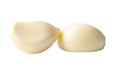 Soyulmuş iki sarımsak karanfil veya parçasının yan görünümü png dosya biçiminde kırpma yolu ile izole edilmiştir.