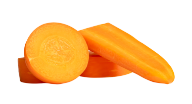 Turuncu havuç dilimlerinin ön görünümü ve yığın içinde çubuk şekilleri png dosya biçiminde kırpma yolu ile izole edilir.