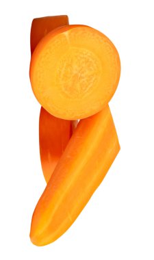 Turuncu havuç dilimlerinin daire şeklinde ön görünümü ve yığın halinde sopa şekilleri kesme yolu ile beyaz arkaplanda izole edilir.
