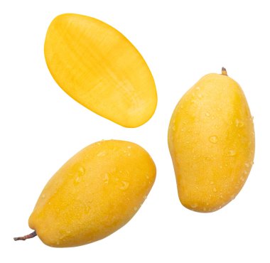 İki olgun sarı mango meyvesinin üst görünümü yarım ve su damlacıkları kesme yolu ile beyaz zemin üzerinde izole edilir.